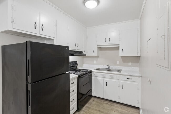 1BR, 1BA - 750SF - Kitchen - Poplar Village