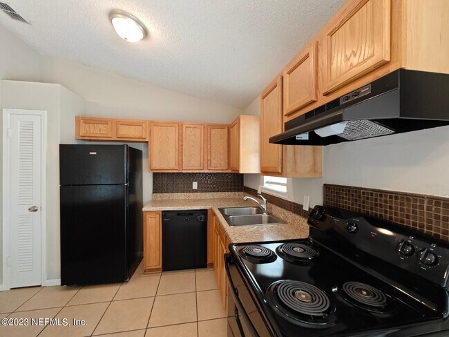 Building Photo - 1056 Willow Cove Ct W