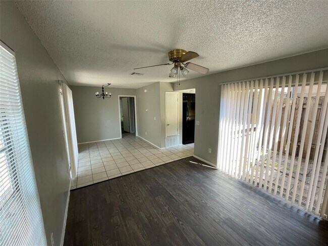 Foto del edificio - 10002 Rutland Village E