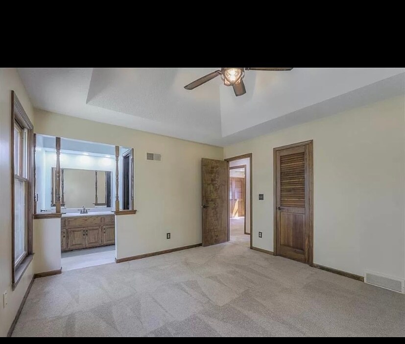 Building Photo - 217 S Montclaire Dr
