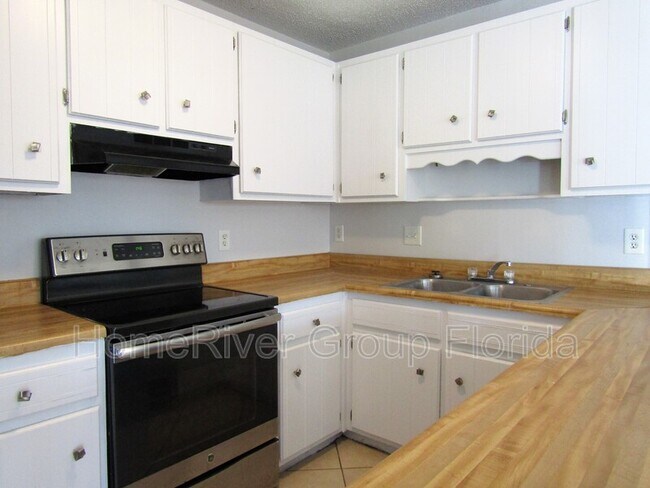 Foto del edificio - 2822 Villa Woods Cir