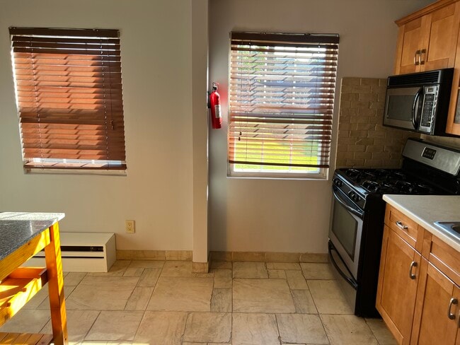 Foto del edificio - 72 Clark Ct