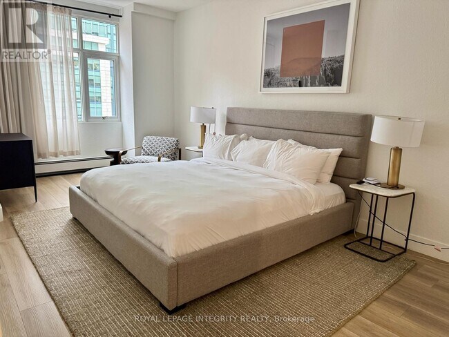 Building Photo - 161 Laurier Ave W