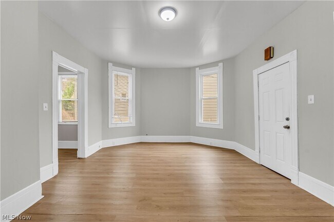 Foto del edificio - 1345 W 61st St