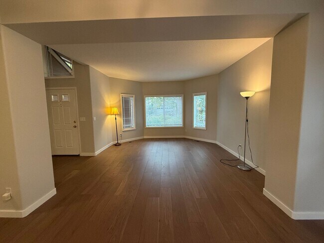 Foto del edificio - GORGEOUS Bethany 4 bed, 2.5 bath home! HUGE bonus room, large deck & Fenced back yard! 2 car gara...