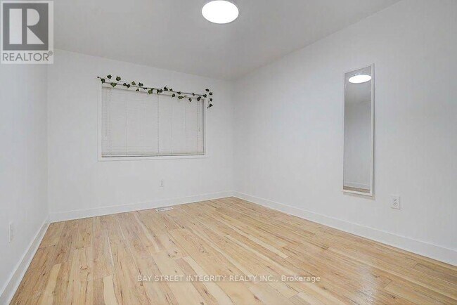 Photo du bâtiment - 10 - UPPER 199 HILLCREST AVENUE