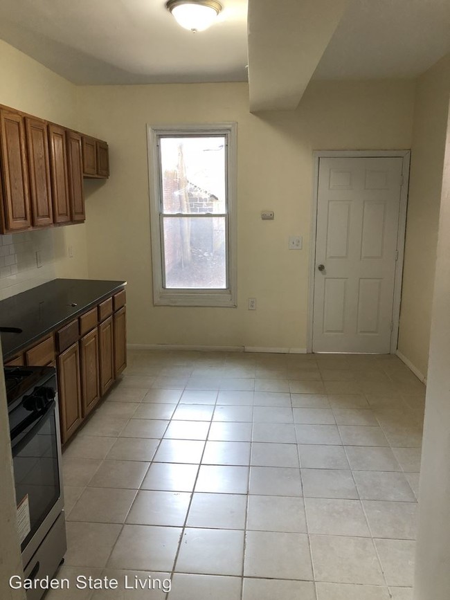 Building Photo - 4 br, 1 bath House - 261 S 10th St