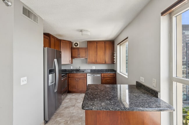 Building Photo - 1212 N La Salle Dr