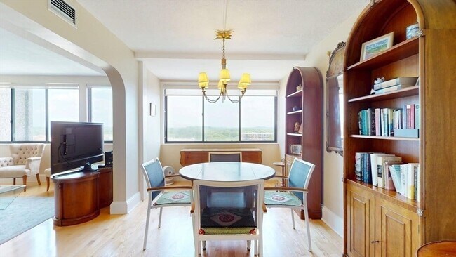 Foto del edificio - 250 Hammond Pond Pkwy