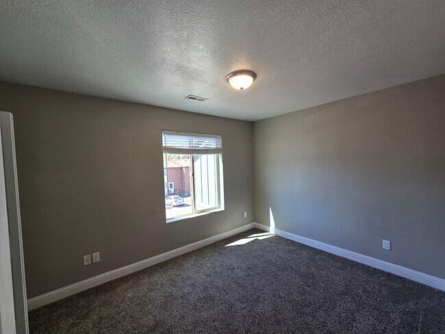 Foto del edificio - Pet Friendly 3 bedroom townhouse