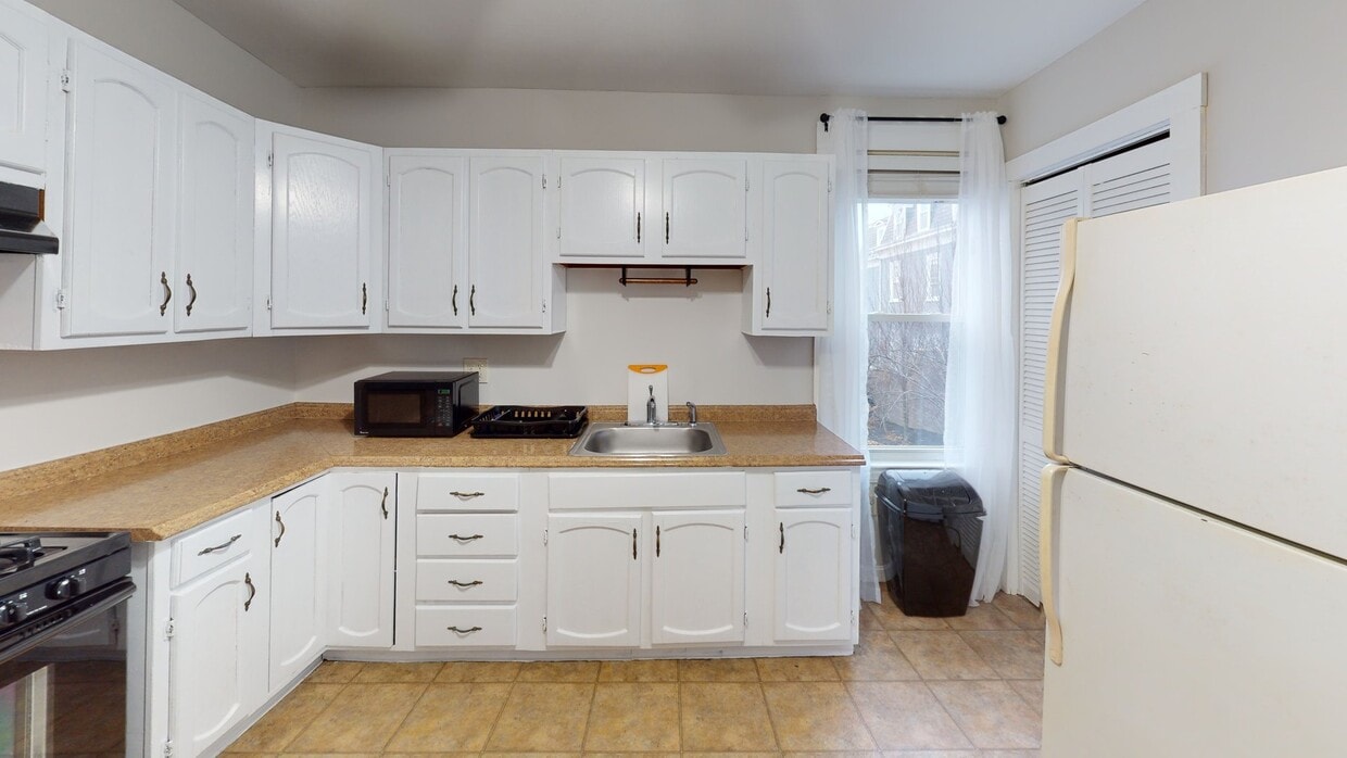 Photo - Private bedroom in 3 bed/1 bath Home