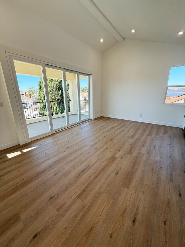 Building Photo - Gorgeous 1 Bed/1 Bath Upstairs unit, all n...