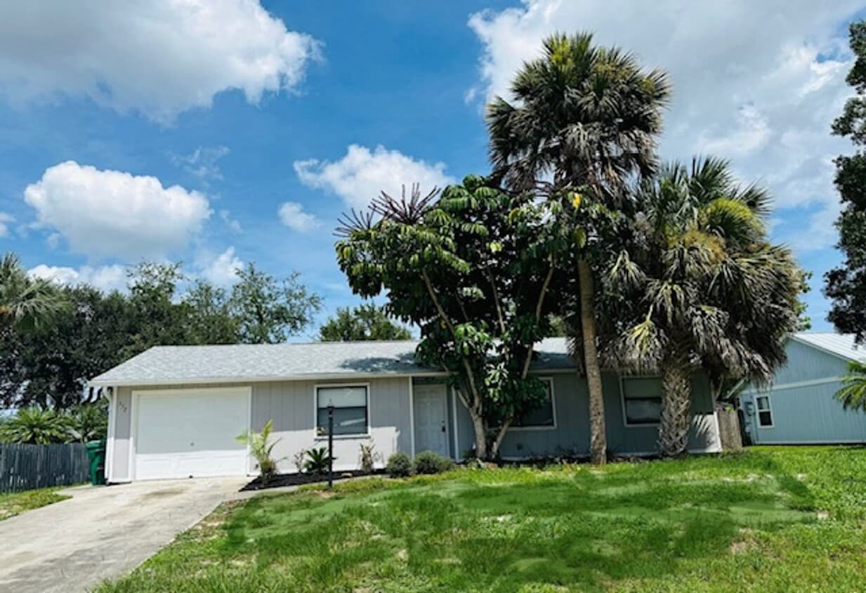 Foto principal - Charming 2-Bed, 2-Bath Home with Garage & ...