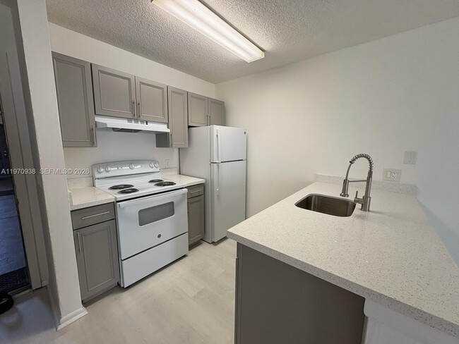 Foto del edificio - 4481 W McNab Rd