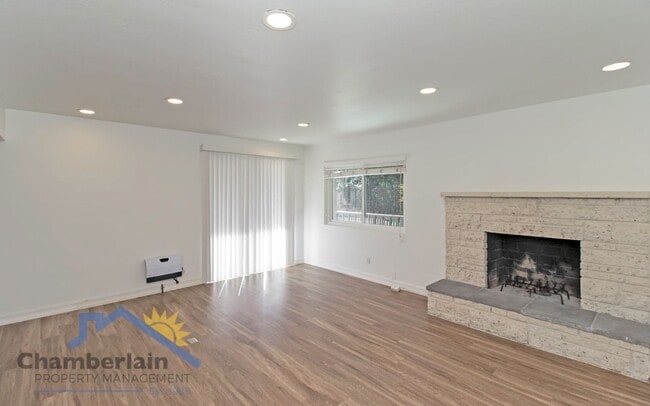Building Photo - 2 Bedroom/1 Bathroom Coastal Leucadia Duplex!