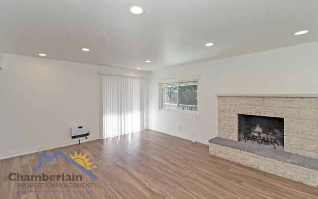 Foto del edificio - 2 Bedroom/1 Bathroom Coastal Leucadia Duplex!