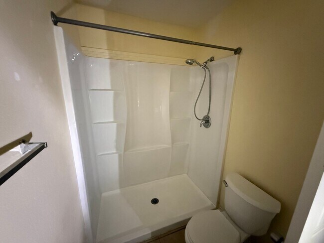 Building Photo - 2 Bedroom 2 Bath in Hemet!