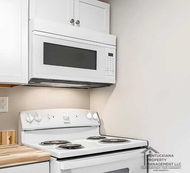 Foto del edificio - Renovated Spacious 2BR Apartments Near UofL & Churchill Downs!