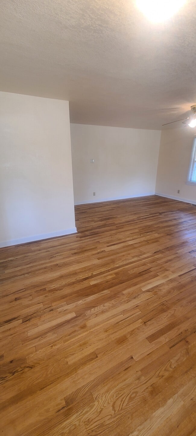 Living - 2006 Oakland Ave