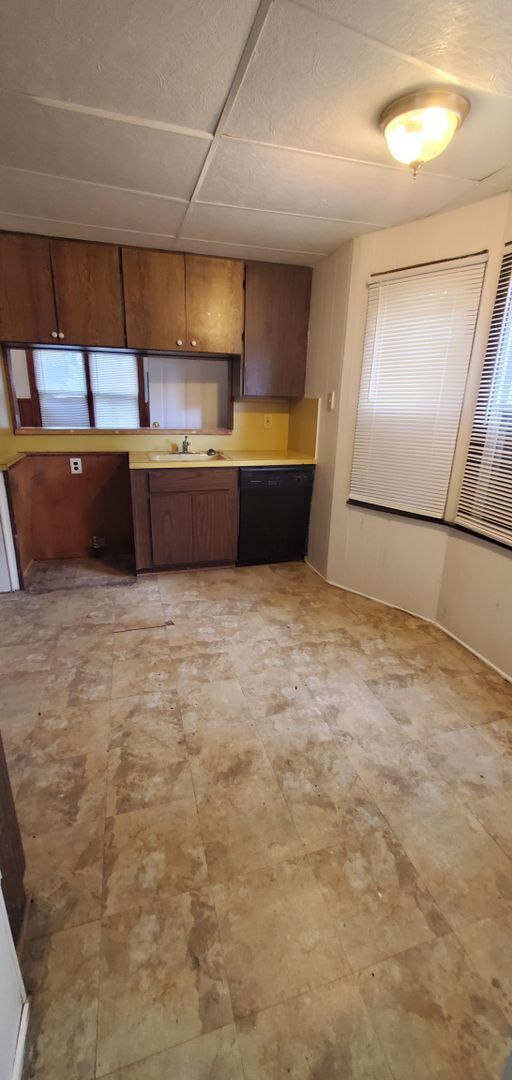 Building Photo - $1,000/month - 2 Bed 1 Bath *1/2 Month Ren...