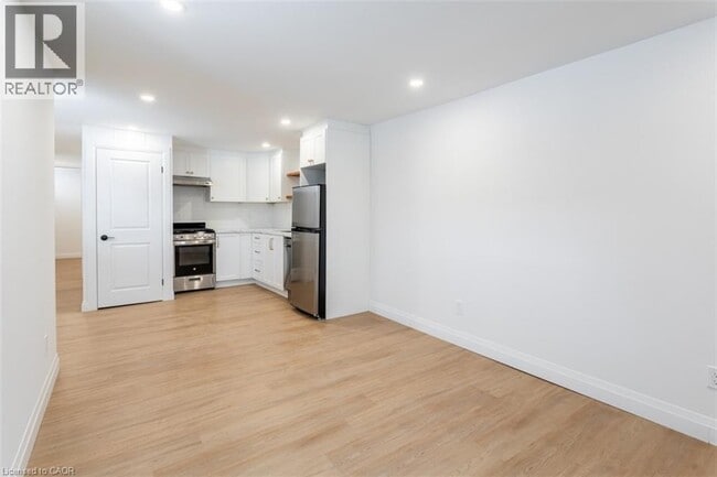 Building Photo - 113 Catharine St N