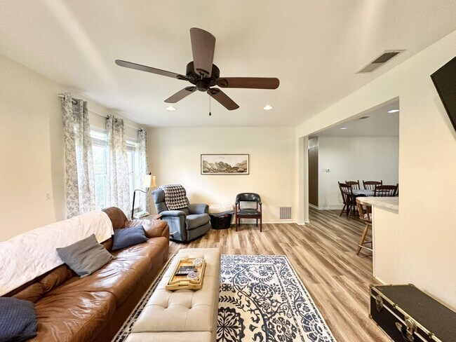 Foto del edificio - Coming Soon! 3 Bedroom 2 Bath 2 Car Carport! Corner Lot!
