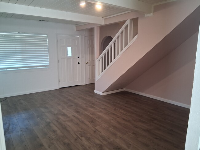 Building Photo - 167 Ladera Dr