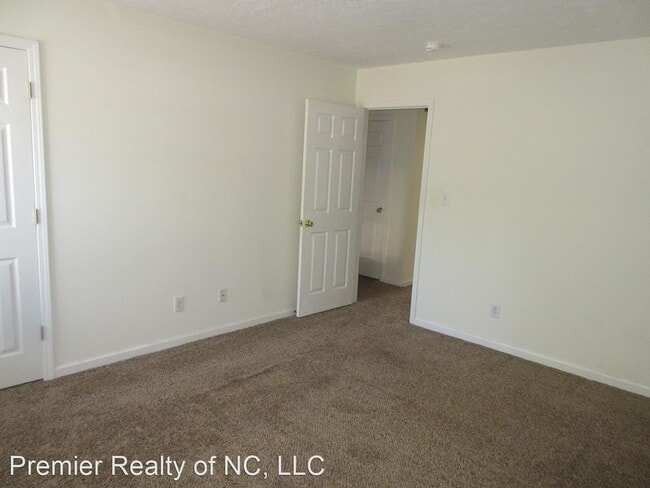 Building Photo - 2 br, 1.5 bath House - 301 E. Lake #6