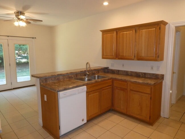 Building Photo - 4 Bedroom 3 Bath Home