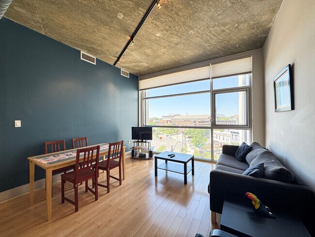 Foto del edificio - Sun-filled 2 Bed 2 Bath Condo In Vibrant Columbia Heights