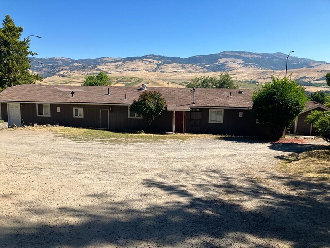 Building Photo - 803 North Main Street In Ashland OR. 1 Bed...