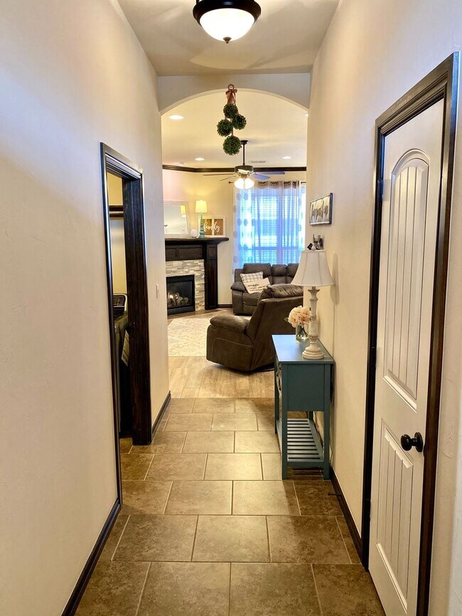 Building Photo - Better Act Fast! Cute 3 Bed, 2 Bath in SW ...