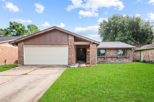 Foto del edificio - 13910 New Village Ln