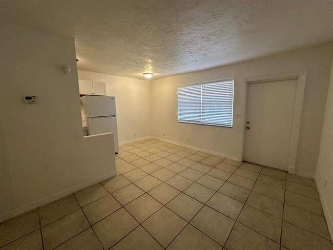 Building Photo - 3791 Riverside Dr