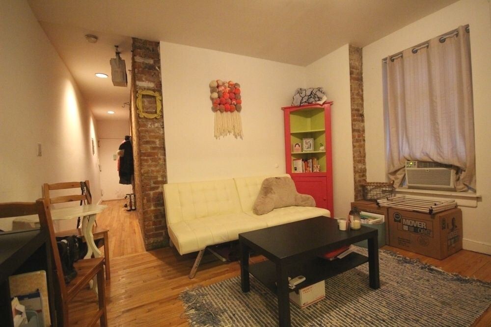 Primary Photo - 214 E 82nd St