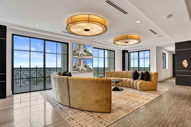Building Photo - 101 Via Mizner