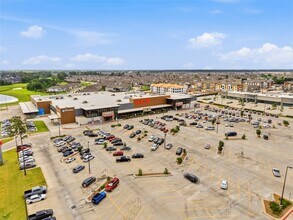 Building Photo - 15647 Roscobie Park Dr