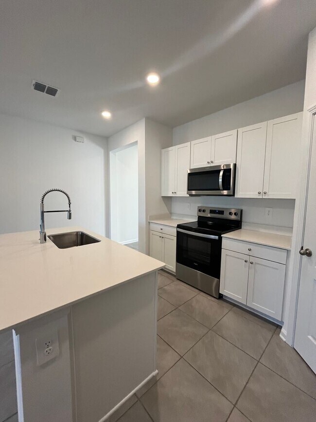 Building Photo - Town Home in The Trails -2 Primary Suites!!