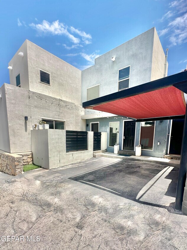 Foto principal - 4016 Camelot Heights Dr