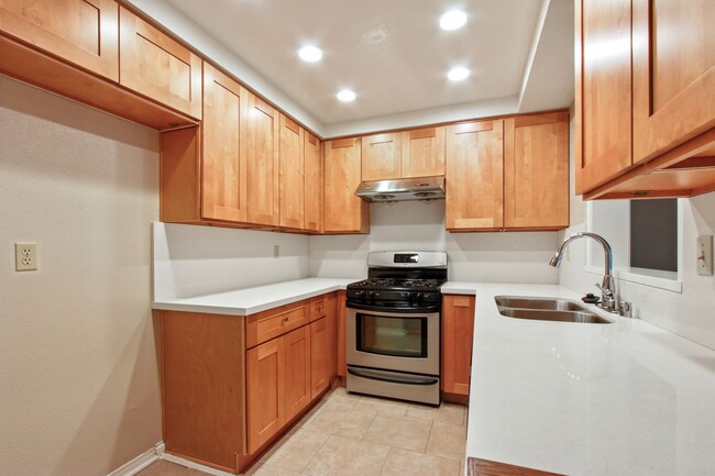 Building Photo - Torrance West High Area Gated Townhome wit...