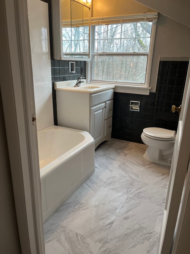 Building Photo - 33 Greenbush Dr
