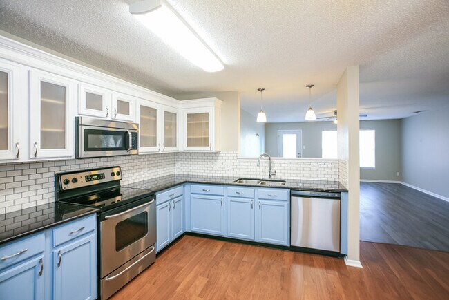 Building Photo - Lovely 3 Bedroom