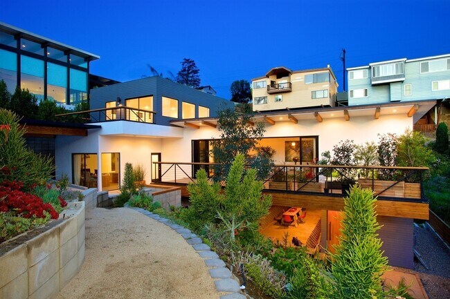 Foto del edificio - Contemporary, 3 bedroom, 3 bath home is on...
