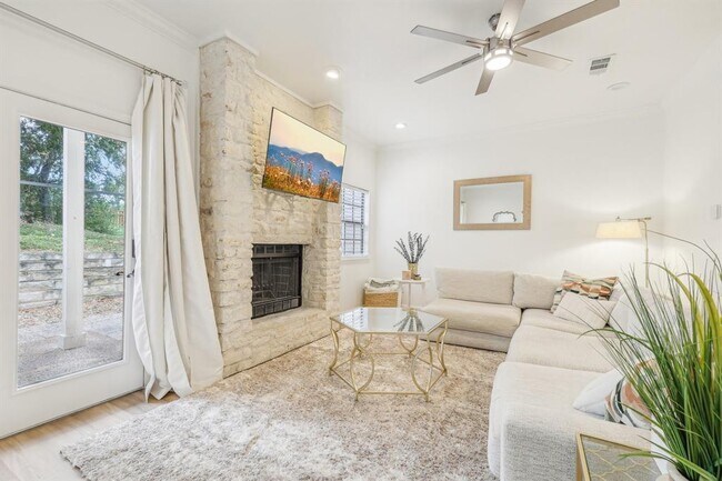 Foto del edificio - 2201 Lakeway Blvd