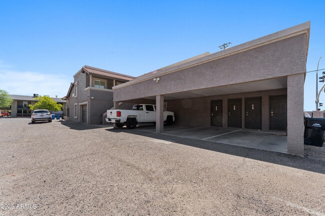 Building Photo - 808 N Revere