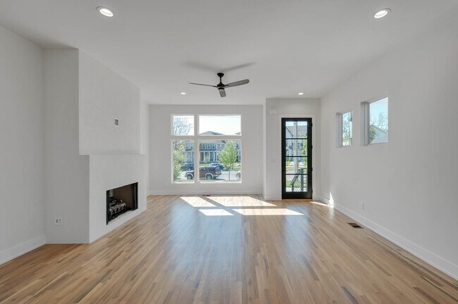 Bright and sunny living spaces - 1028 Monroe St