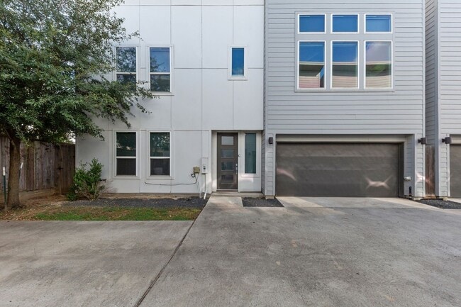 Foto del edificio - 2210 Lou Ellen Ln