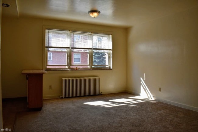 Building Photo - 1 br, 1 bath Apartment - Chestnut Manor - 1BR