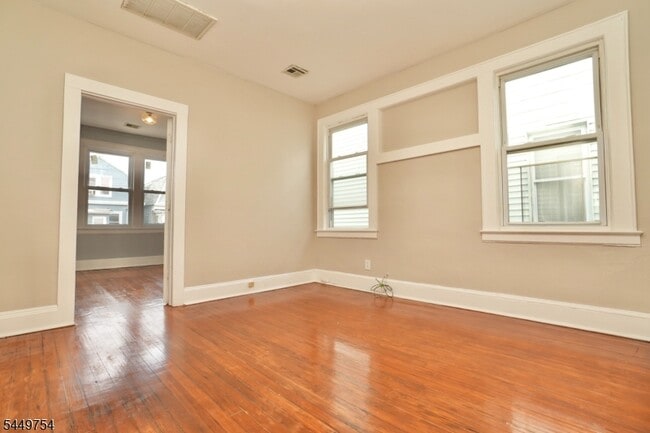 Foto del edificio - 150 Columbia Ave