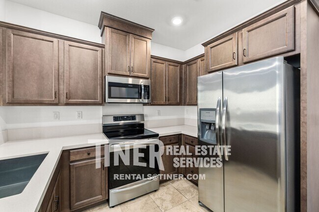 Building Photo - Modern Natomas Townhome with Community pool!